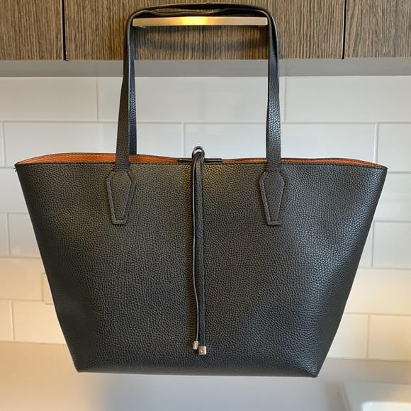 🖤⭐️🤎GUESS BOBBI INSIDE OUT REVERSIBLE TOTE. - Picture 3 of 11